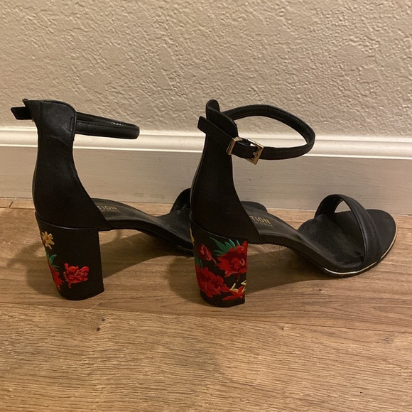 Kenneth Cole Reaction High Heels with Embroidery - size 8 - Picture 3 of 5